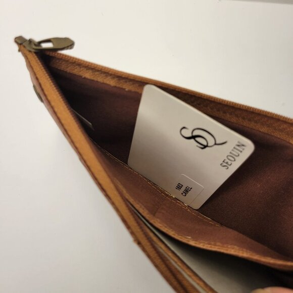 Men or Women  Casual Minimalist Grommet Accent Camel Wallet - Picture 4 of 7
